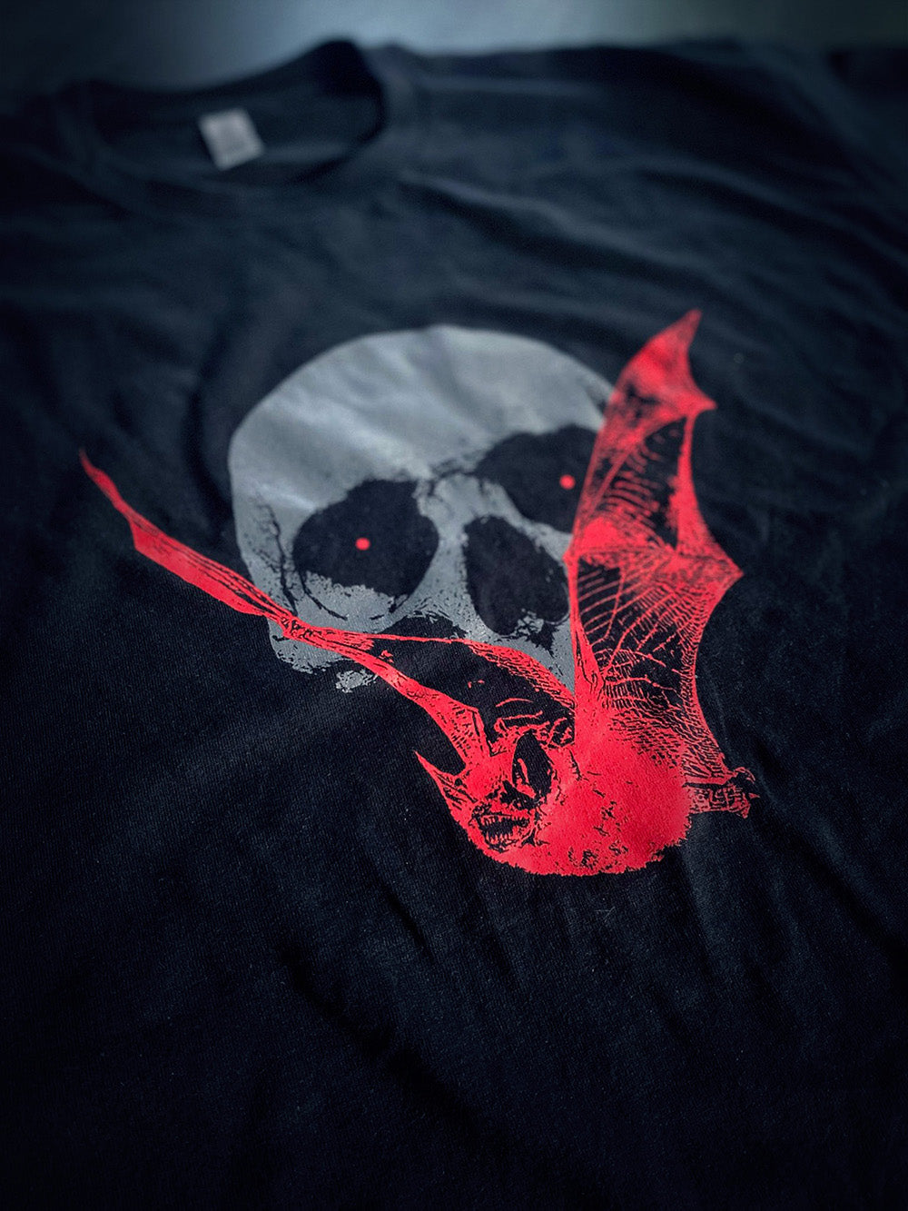 Bat with skull - T-shirt