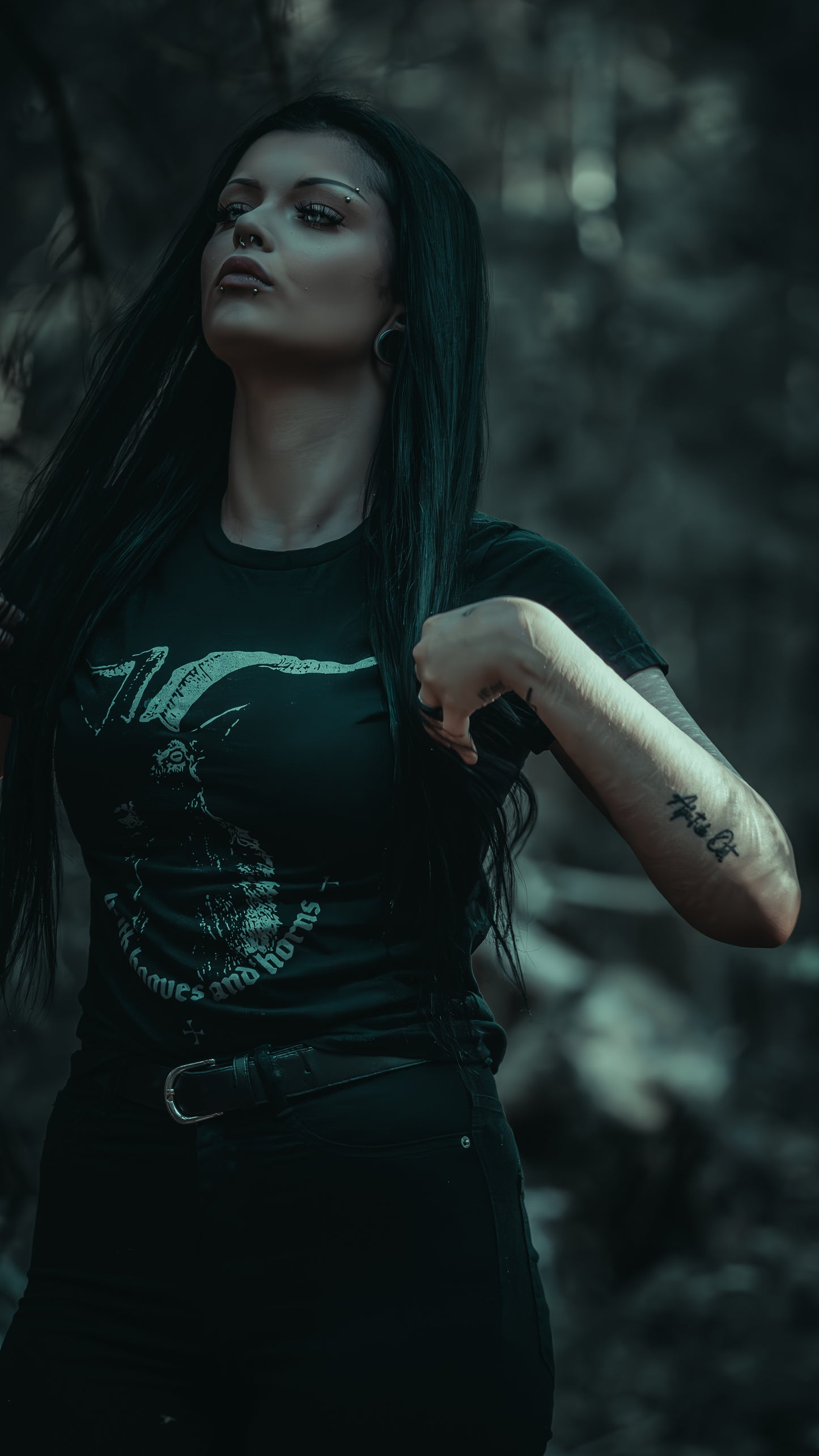 With hooves and horns - T-shirt female fitted