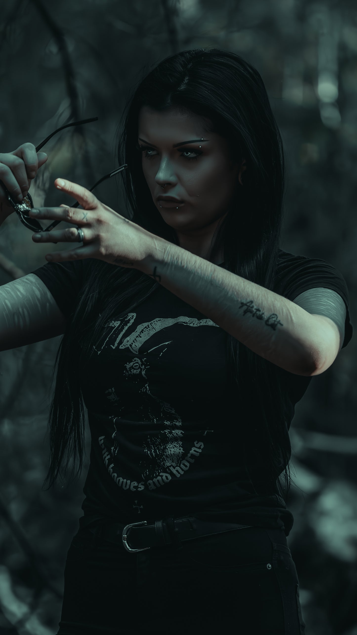 With hooves and horns - T-shirt female fitted