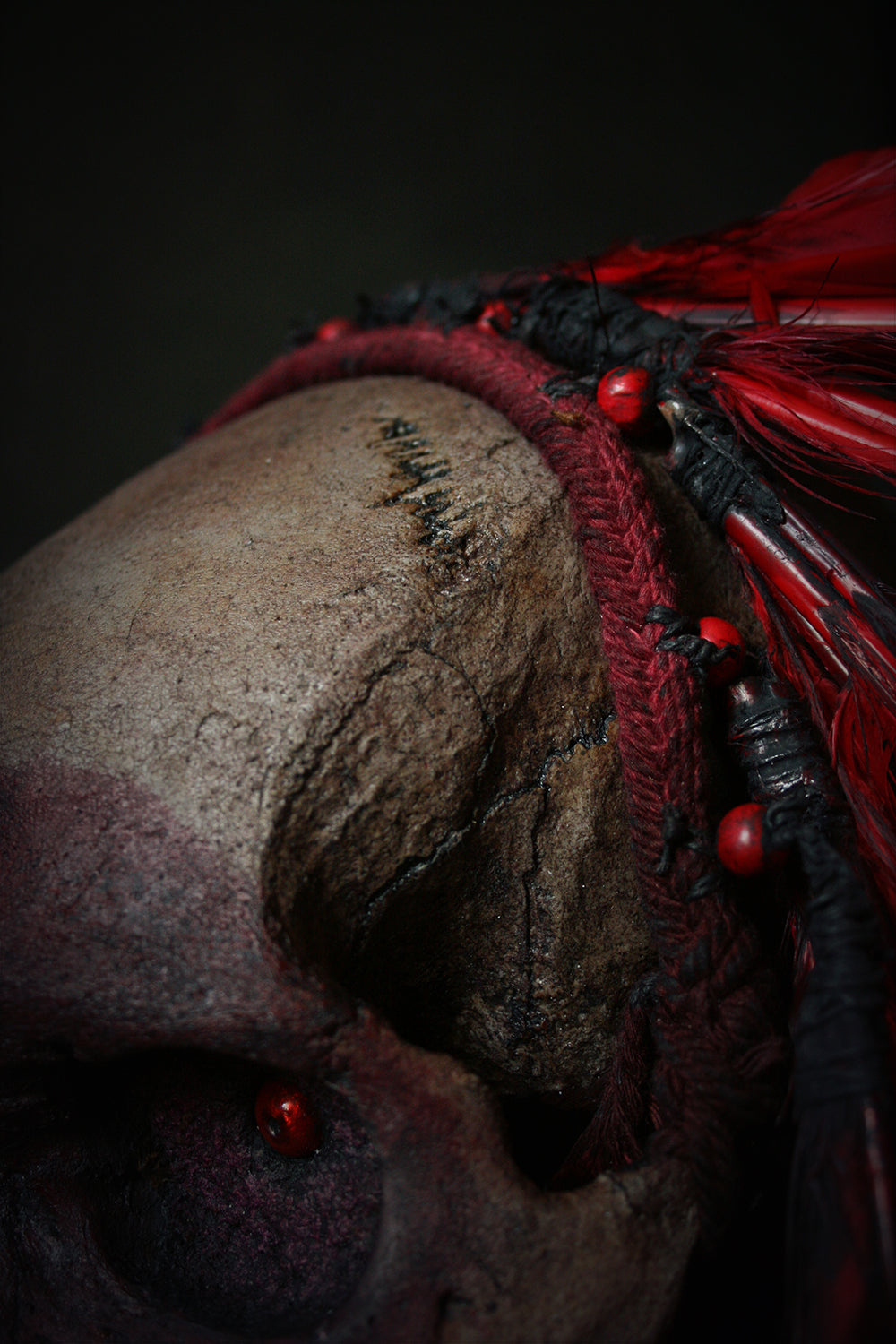 Skull mixed media sculpture "Red Chief Ruby lord" - SCULPTURE