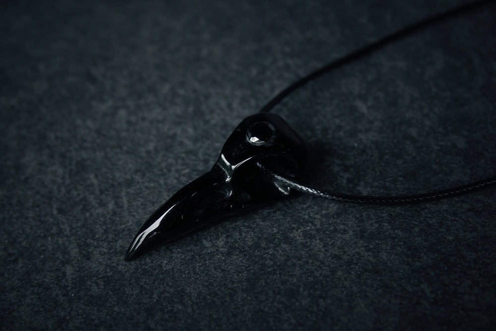 Raven skull in shiny obsidian - NECKLACE
