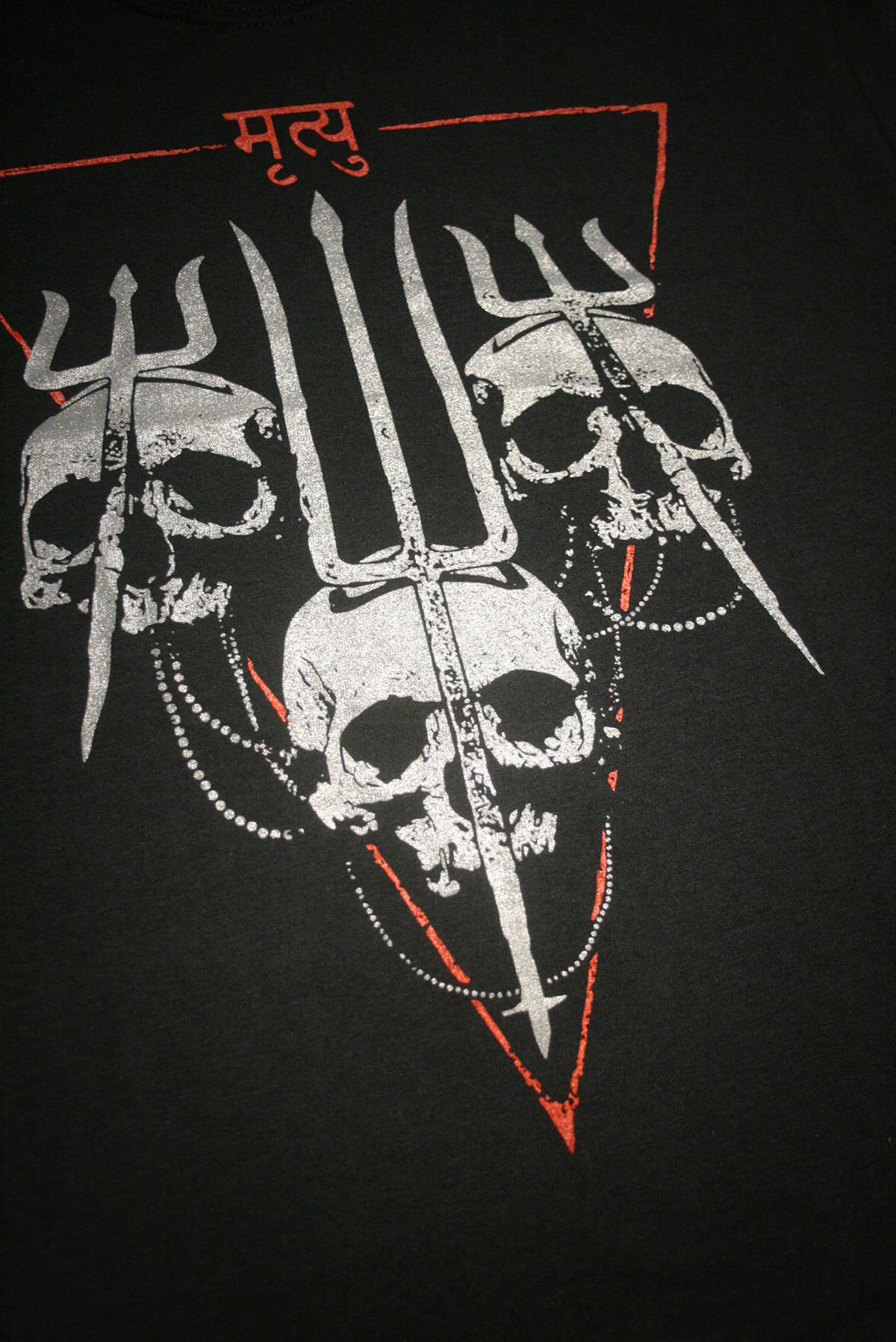 Trisul / trident / trishula skulls, deaths prayer - T-shirt