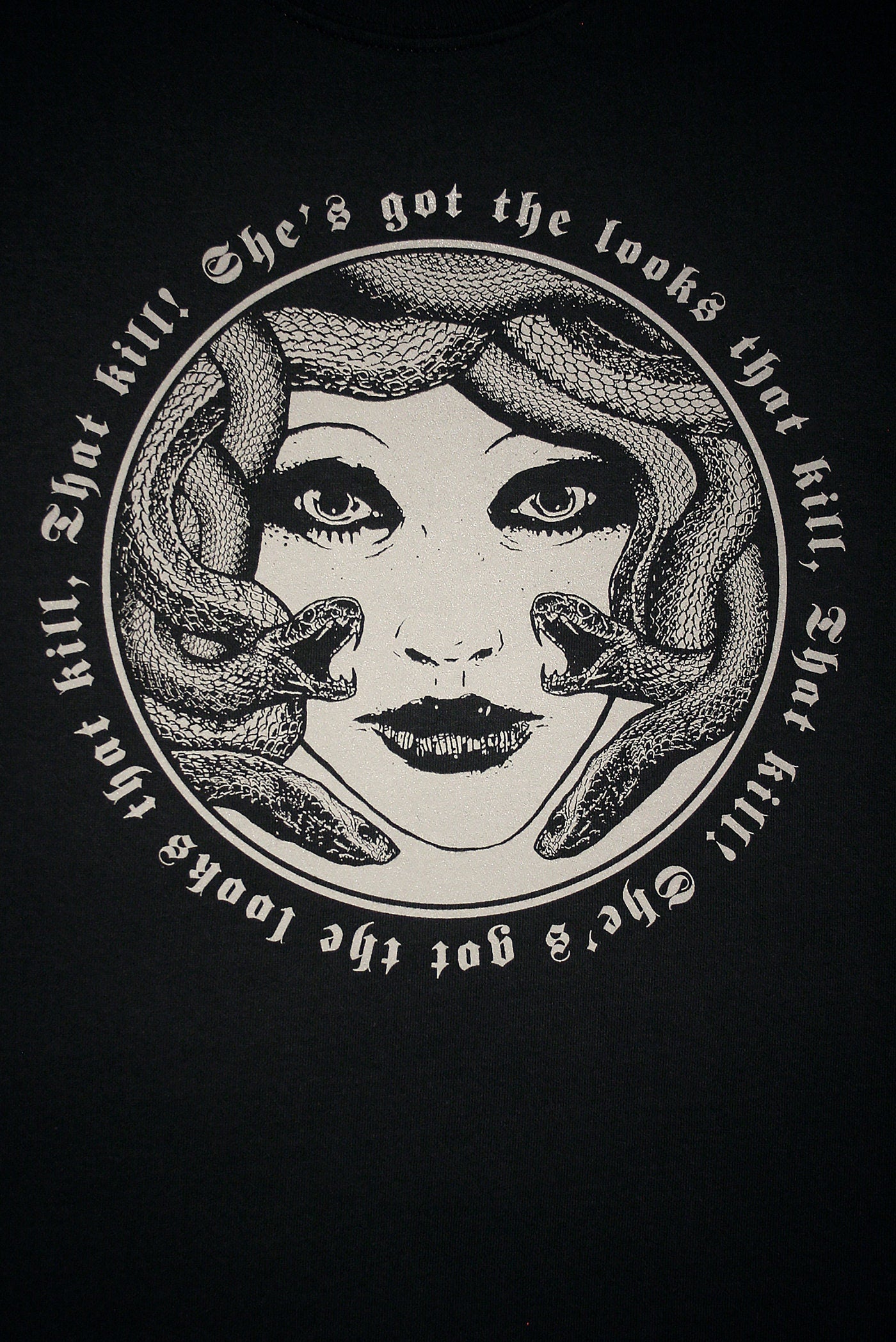 Medusa "she's got the looks that kill" - T-shirt