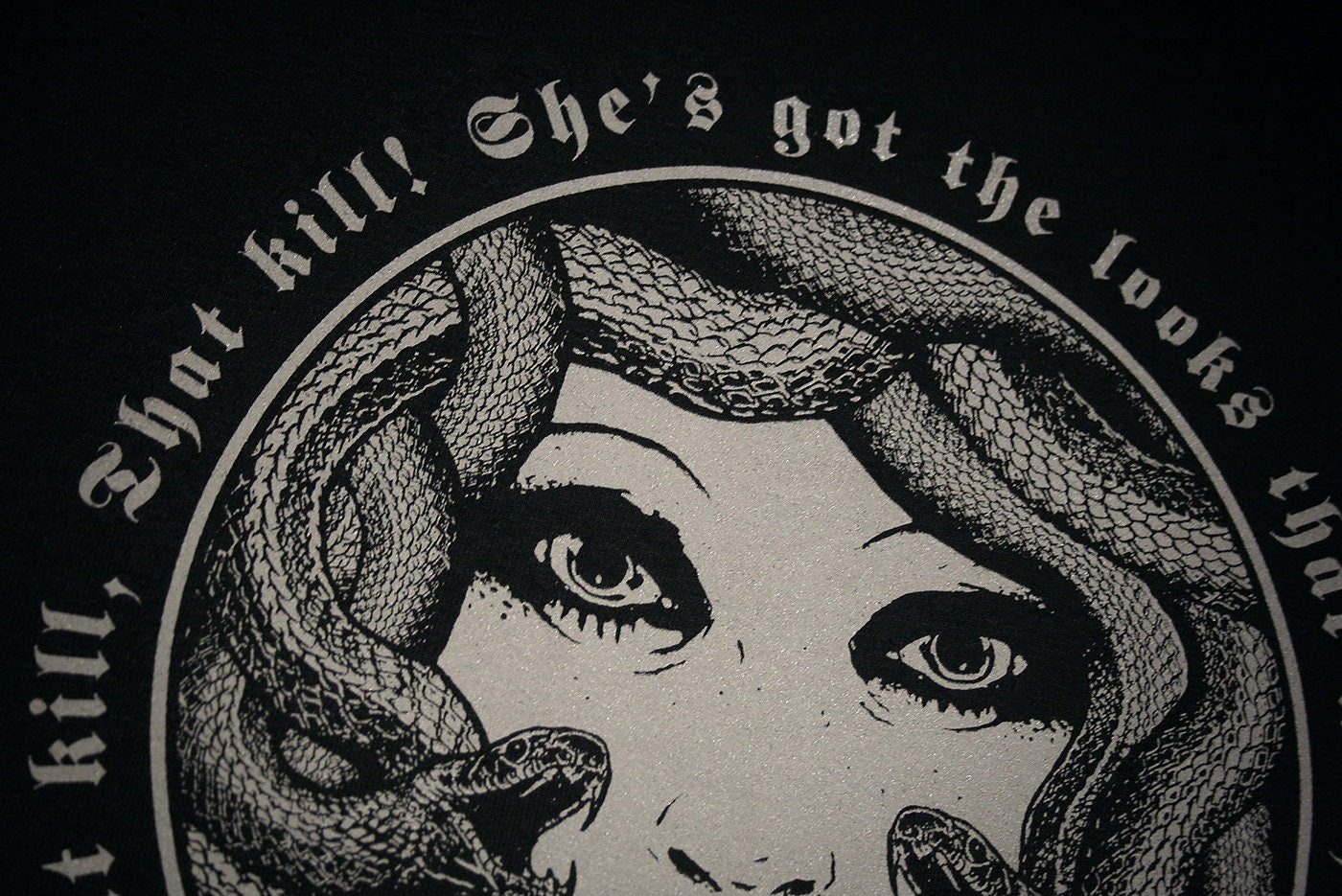Medusa "she's got the looks that kill" - T-shirt