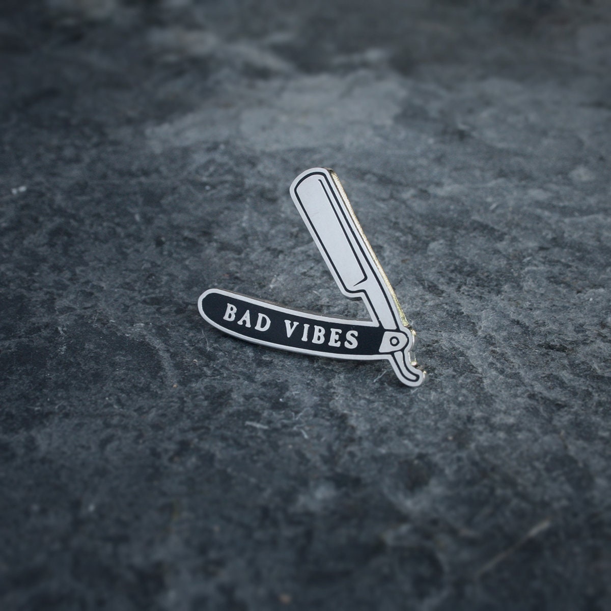 Bad vibes straight razor, classic - PIN