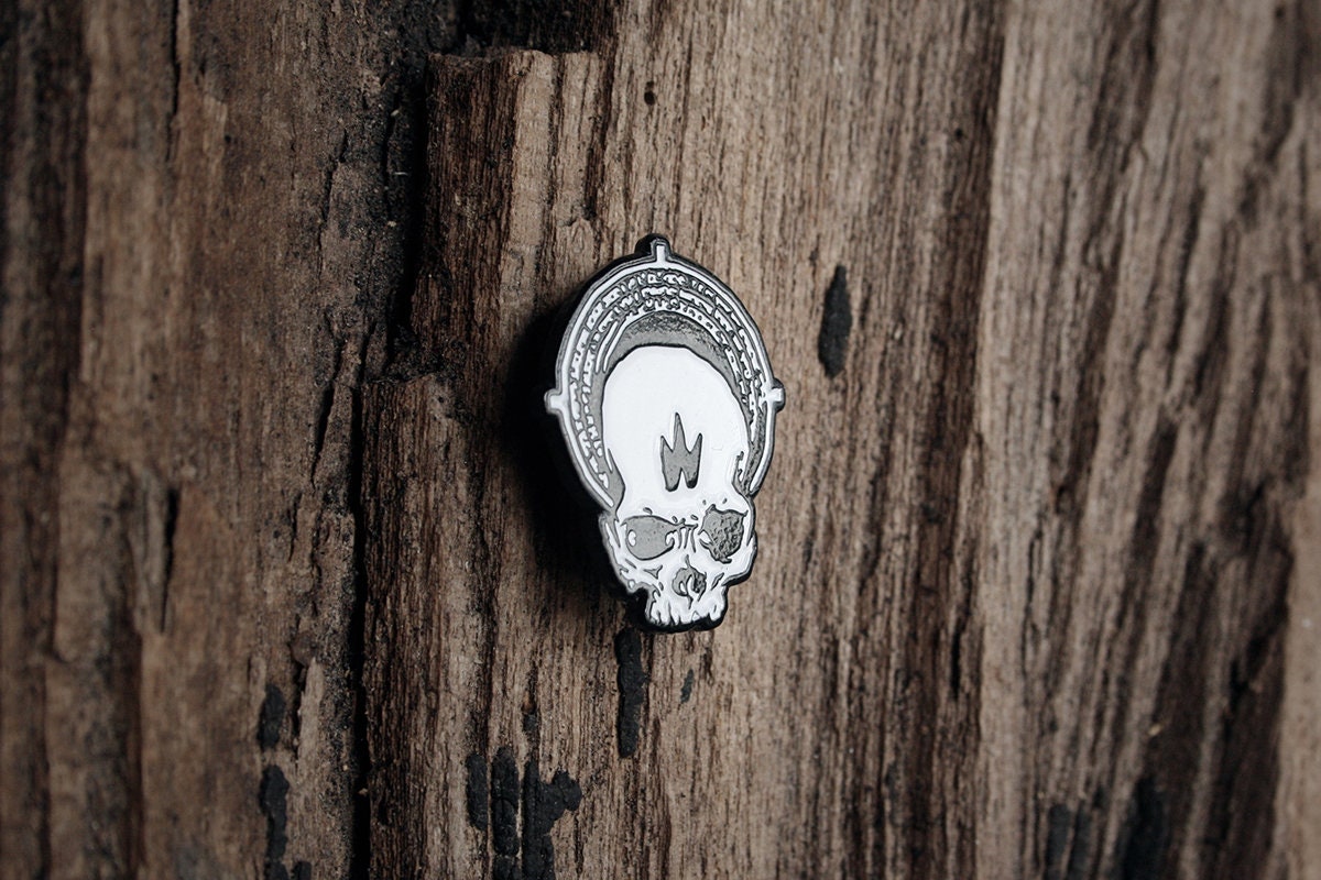 Skull with black flame and gloria - PIN