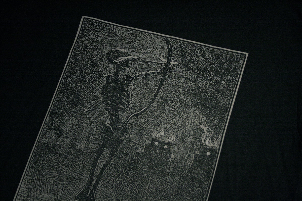 Death dealing arrows. (J. E. Millais) - T-shirt