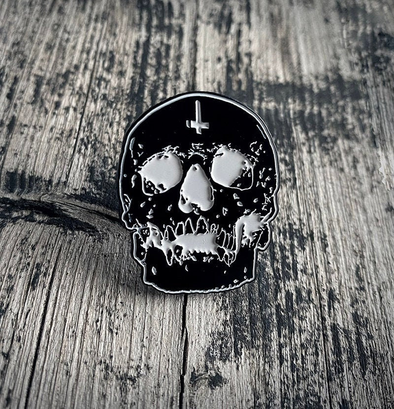 Black skull inverted cross - PIN