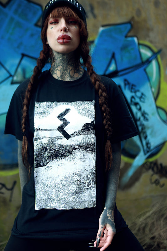 Sowilo with petroglyphs, rune tshirt - T-shirt