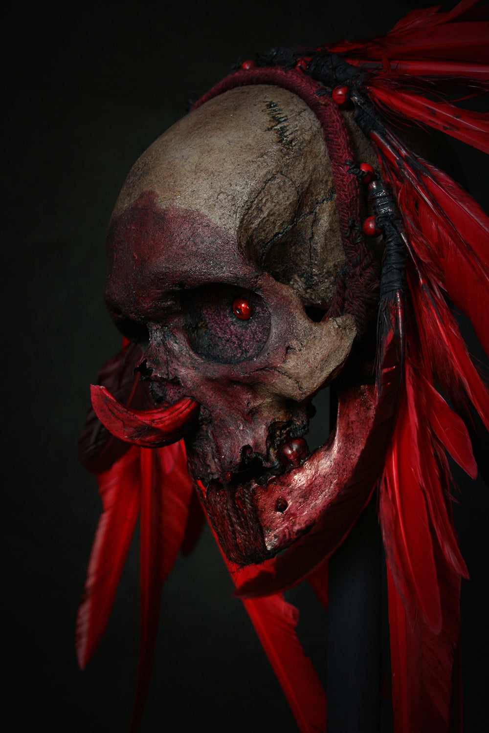Skull mixed media sculpture "Red Chief Ruby lord" - SCULPTURE