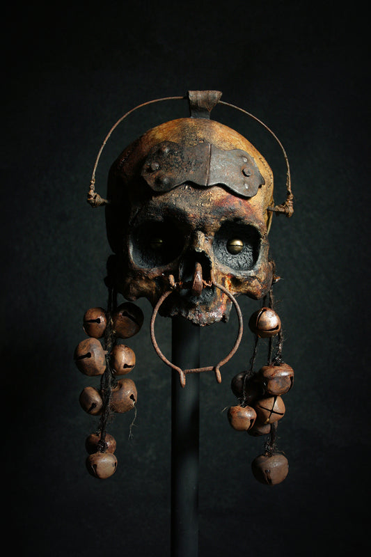 Skull mixed media sculpture "He rings from the shadows" - SCULPTURE