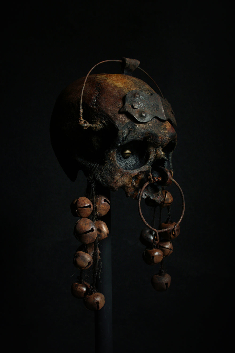 Skull mixed media sculpture "He rings from the shadows" - SCULPTURE