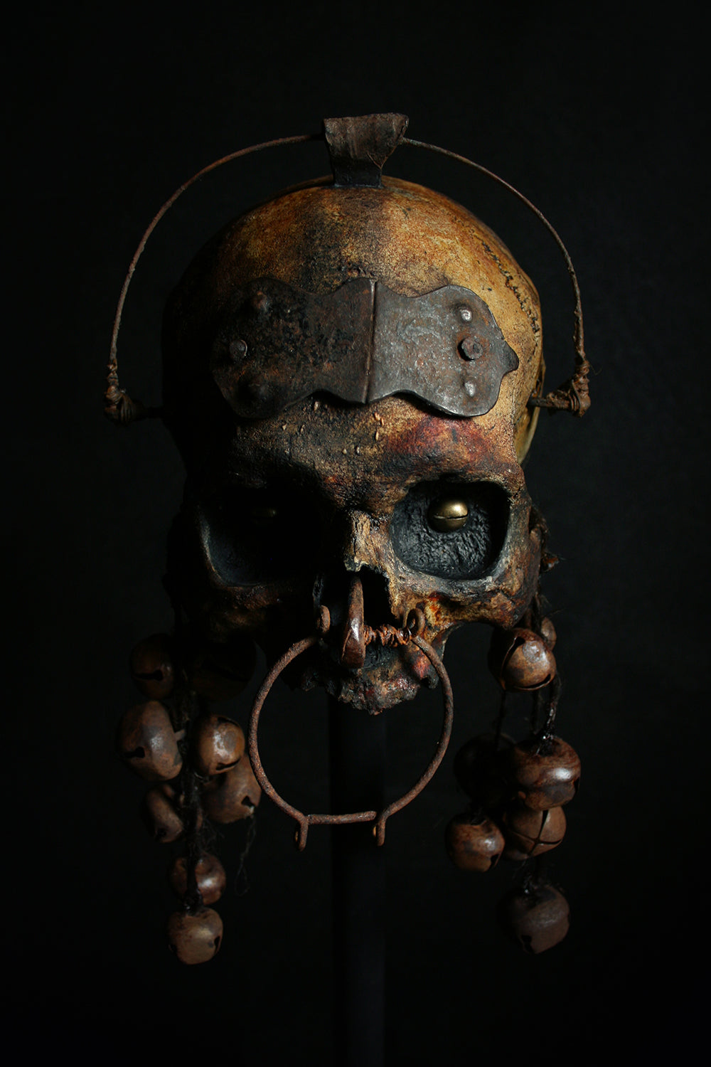 Skull mixed media sculpture "He rings from the shadows" - SCULPTURE