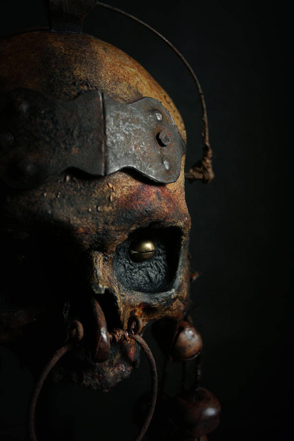Skull mixed media sculpture "He rings from the shadows" - SCULPTURE