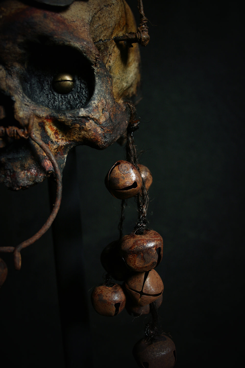 Skull mixed media sculpture "He rings from the shadows" - SCULPTURE