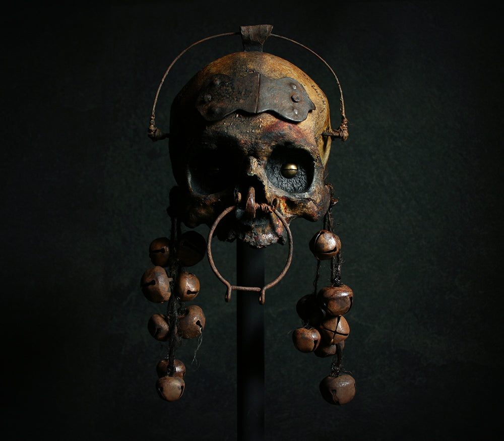 Skull mixed media sculpture "He rings from the shadows" - SCULPTURE