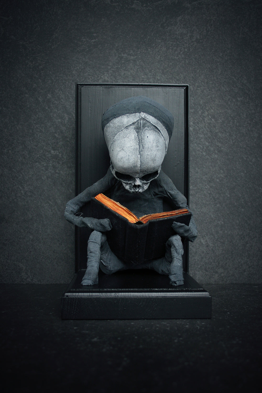 Sculpture bookend "Sarah the reader" - mixed media sculpture