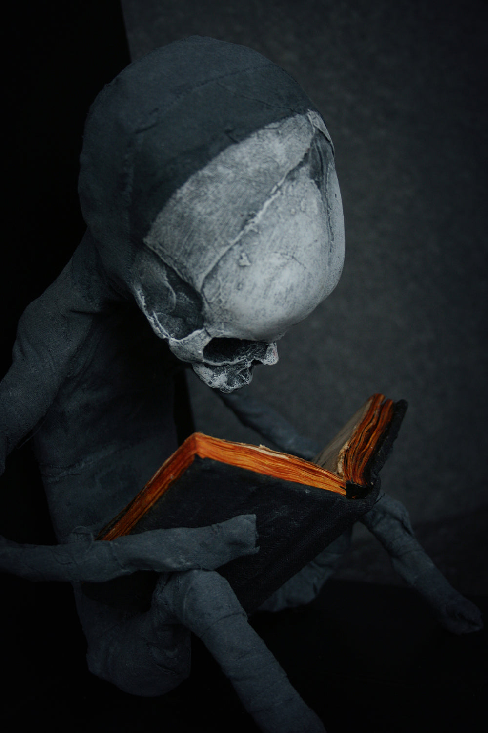 Sculpture bookend "Sarah the reader" - mixed media sculpture