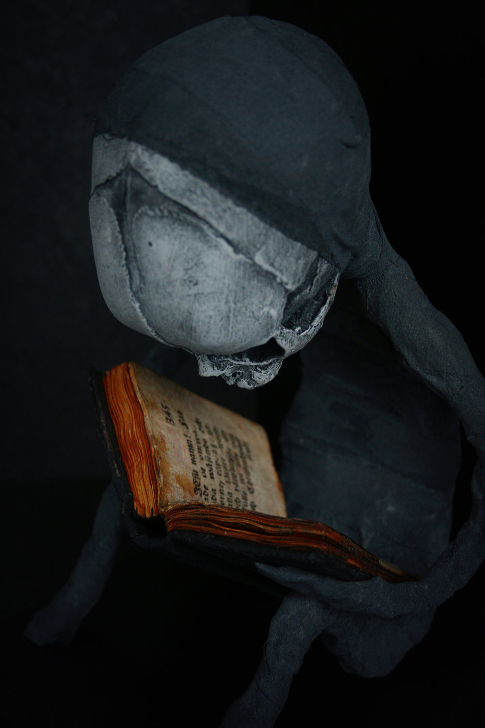 Sculpture bookend "Sarah the reader" - mixed media sculpture