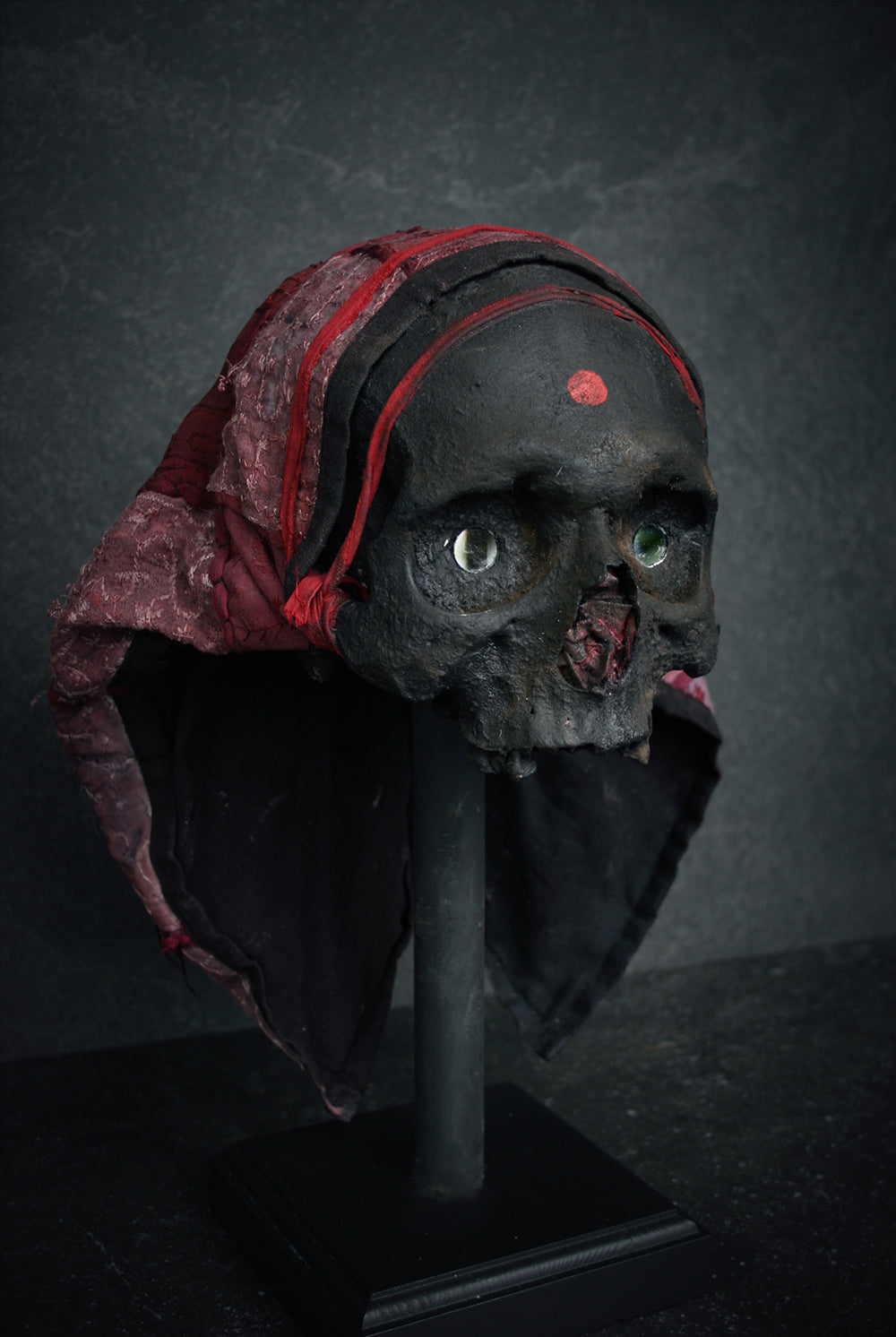 Skull mixed media sculpture "Voodoo spirit Gamth, the awaken" - SCULPTURE