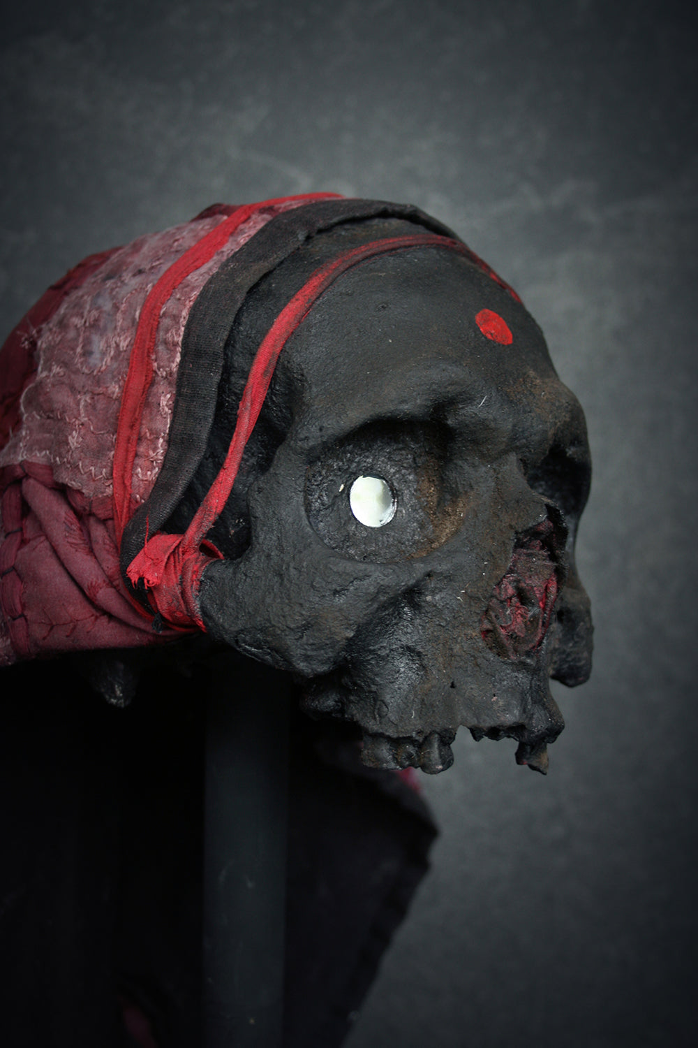 Skull mixed media sculpture "Voodoo spirit Gamth, the awaken" - SCULPTURE