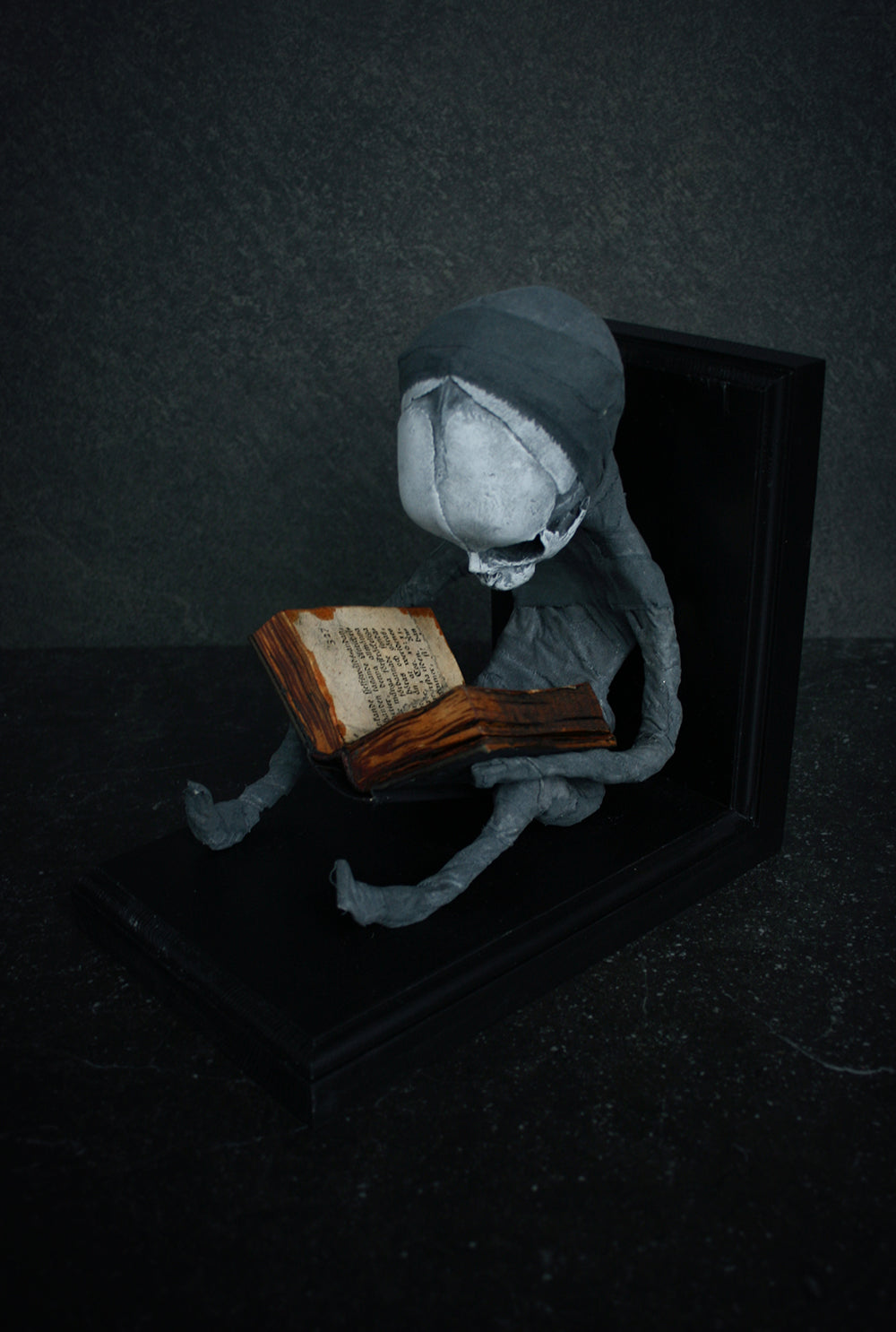 Sculpture bookend "Weber the reader" - mixed media sculpture