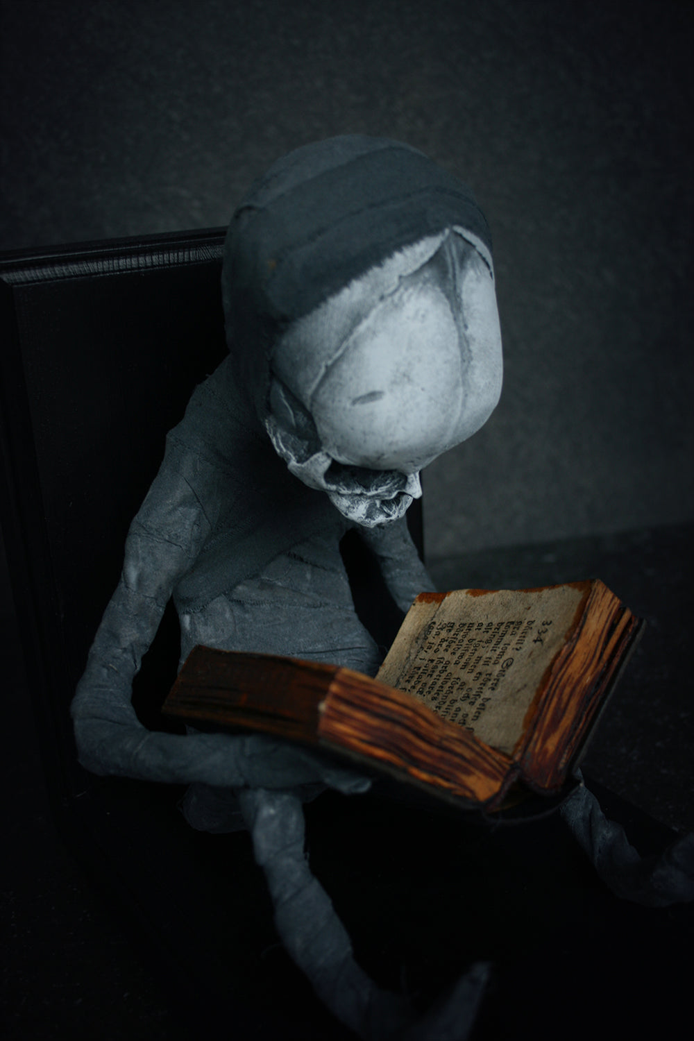 Sculpture bookend "Weber the reader" - mixed media sculpture