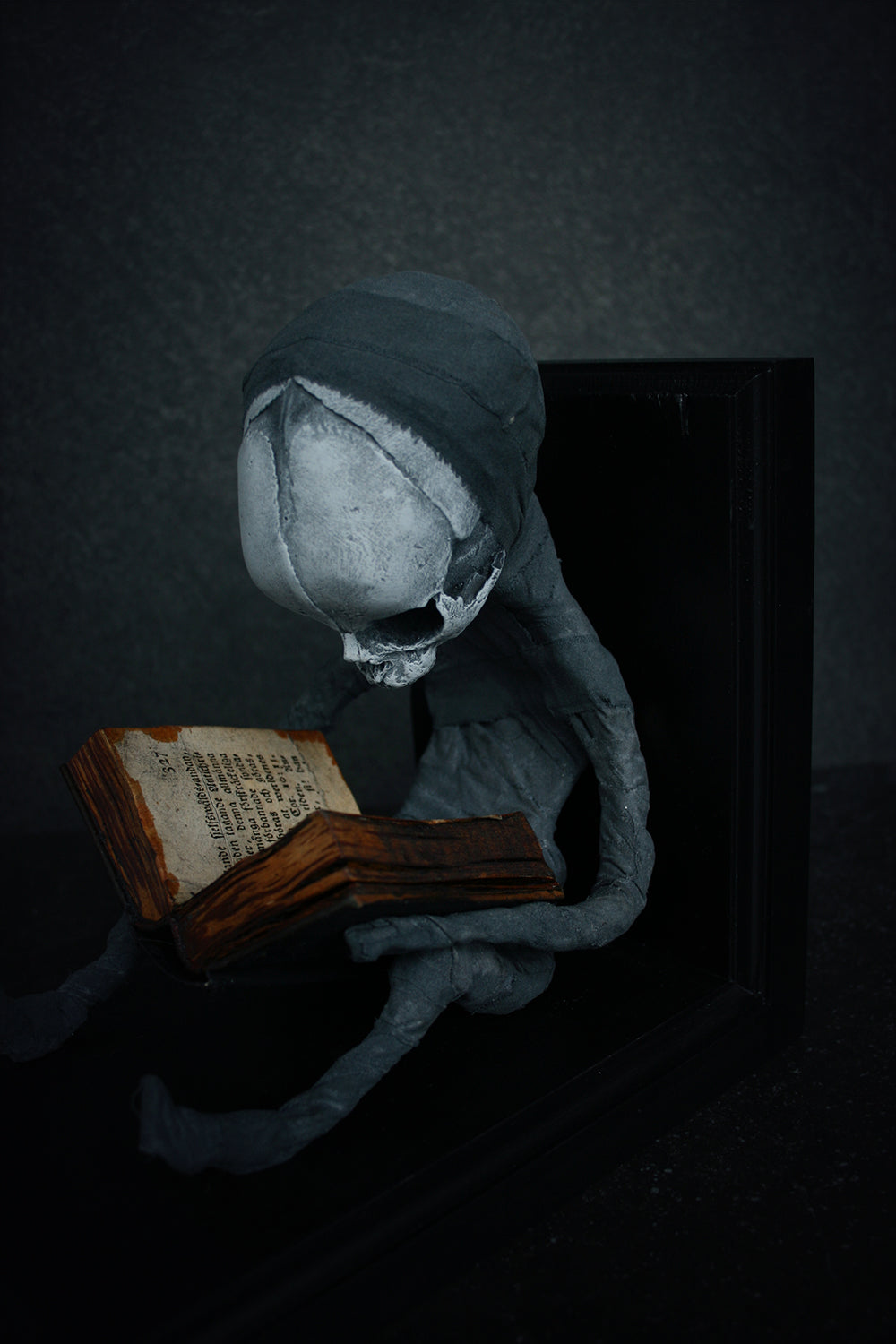 Sculpture bookend "Weber the reader" - mixed media sculpture