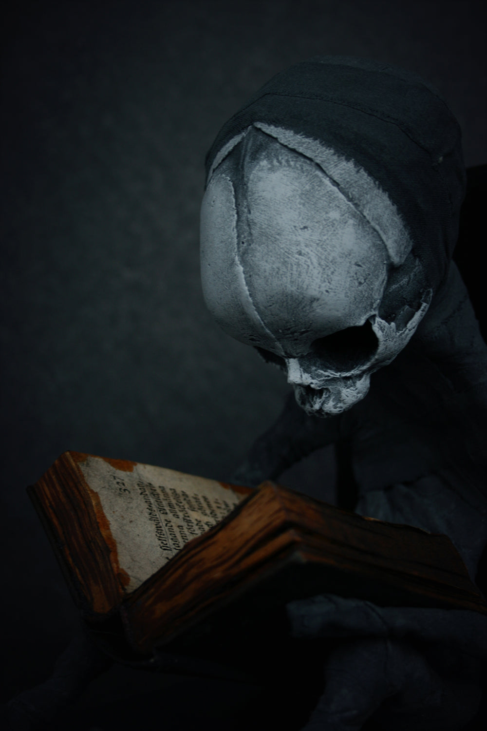 Sculpture bookend "Weber the reader" - mixed media sculpture