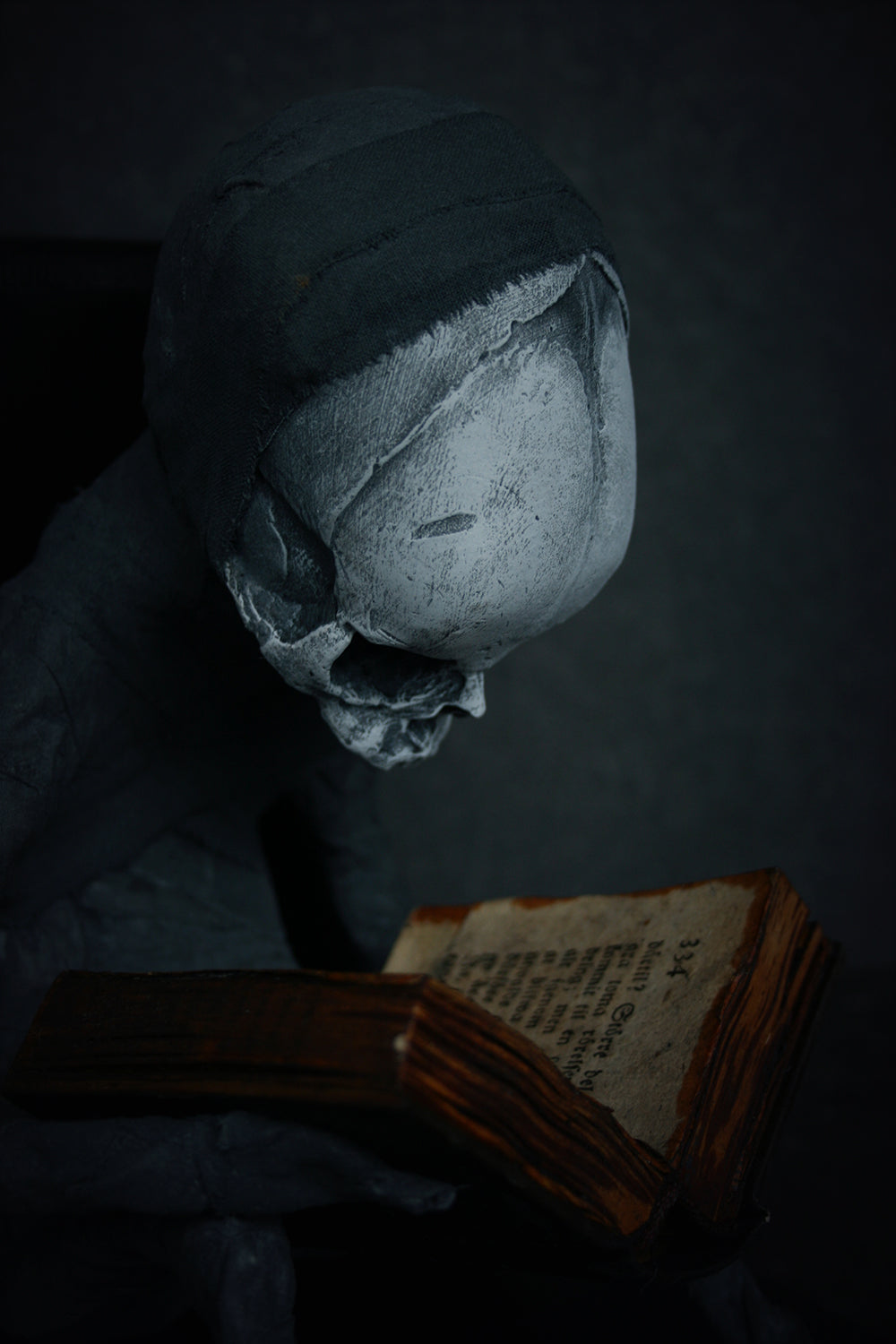 Sculpture bookend "Weber the reader" - mixed media sculpture
