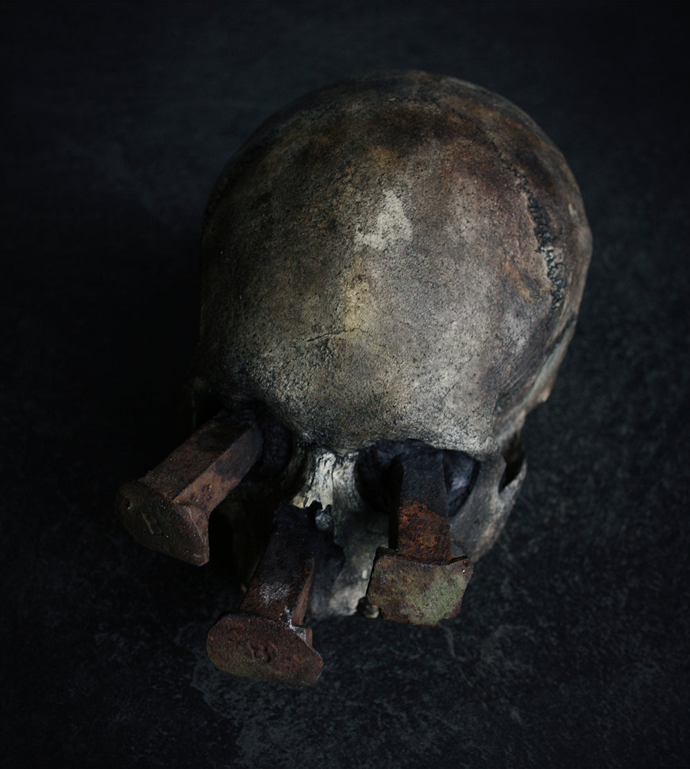 Skull mixed media sculpture "Rust nail vi" - SCULPTURE