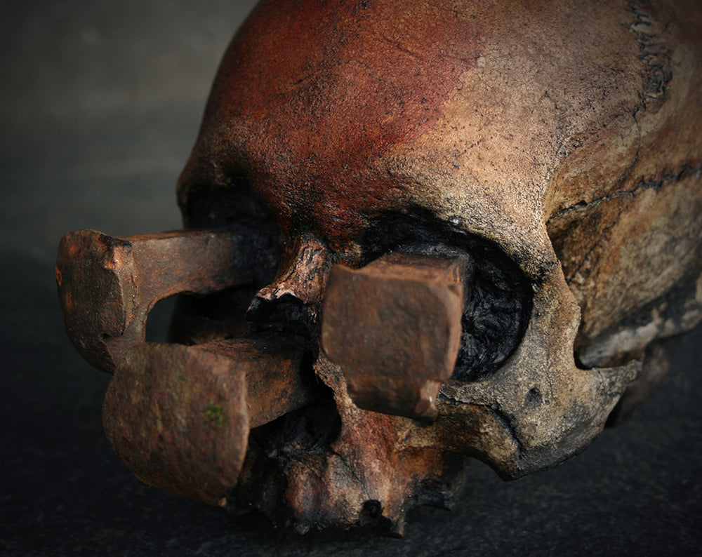 Skull mixed media sculpture "Rust nail viiii" - SCULPTURE