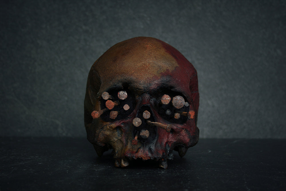 Skull mixed media sculpture "Rust nails red shade" - SCULPTURE