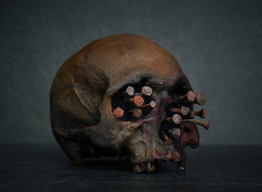 Skull mixed media sculpture "Rust nails red shade" - SCULPTURE