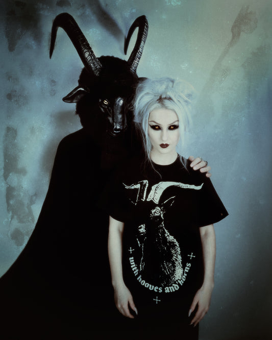 With hooves and horns - T-shirt female fitted