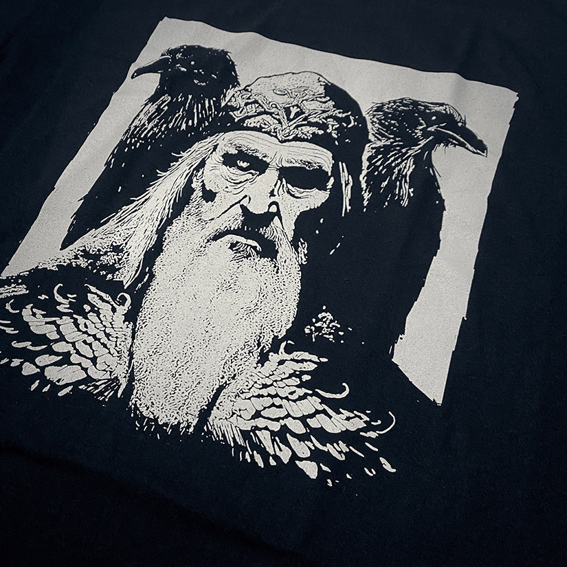 Odin with his 2 ravens Hugin and Munin - T-shirt