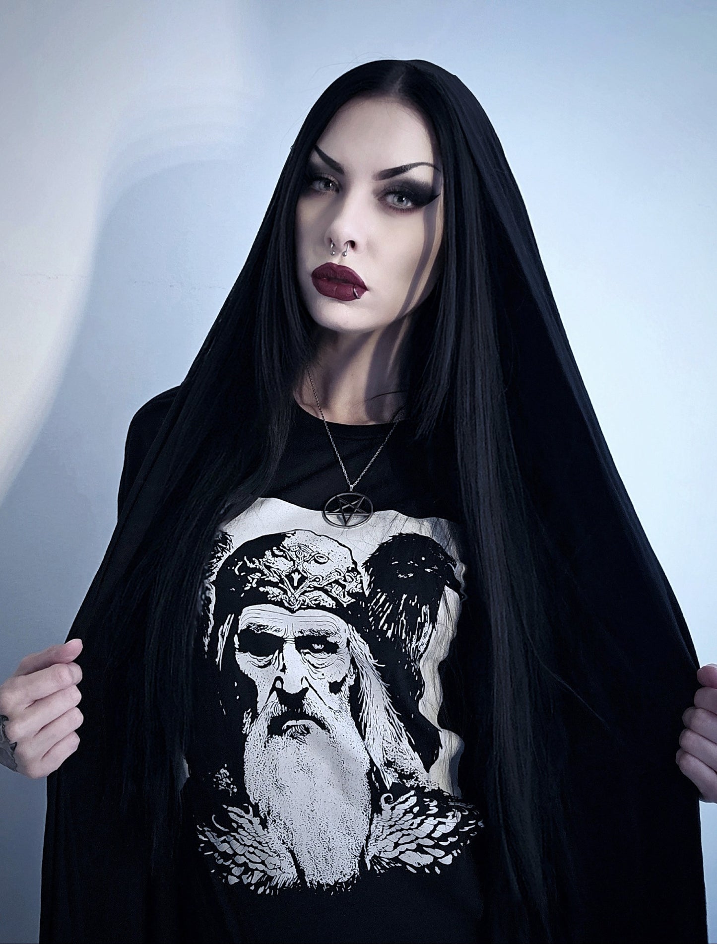 Odin with his 2 ravens Hugin and Munin - T-shirt female fitted