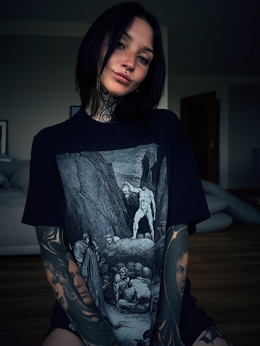 Decapitated man, standing on rock, Bertram De Born / dantes Inferno, Divine Comedy, Gustave Dore illustration - T-shirt