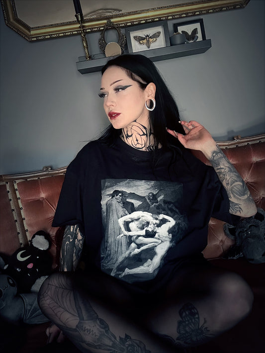 Dante & Virgil, watching two damned souls entwined in combat - T-shirt