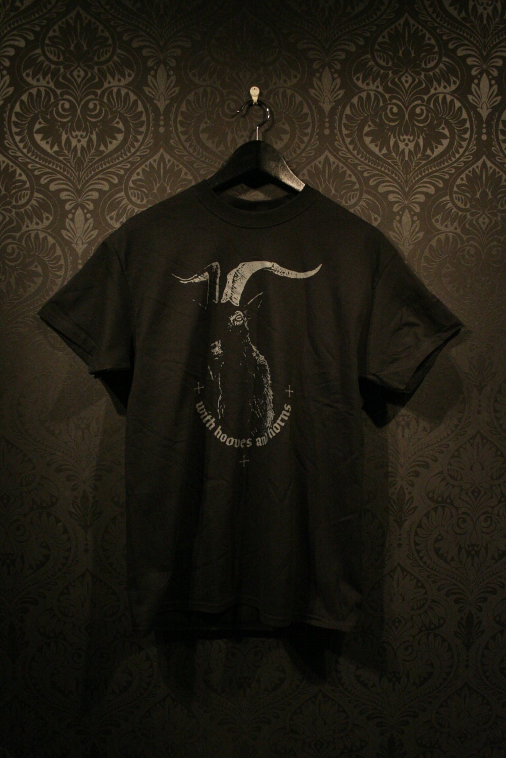 With hooves and horns - T-shirt