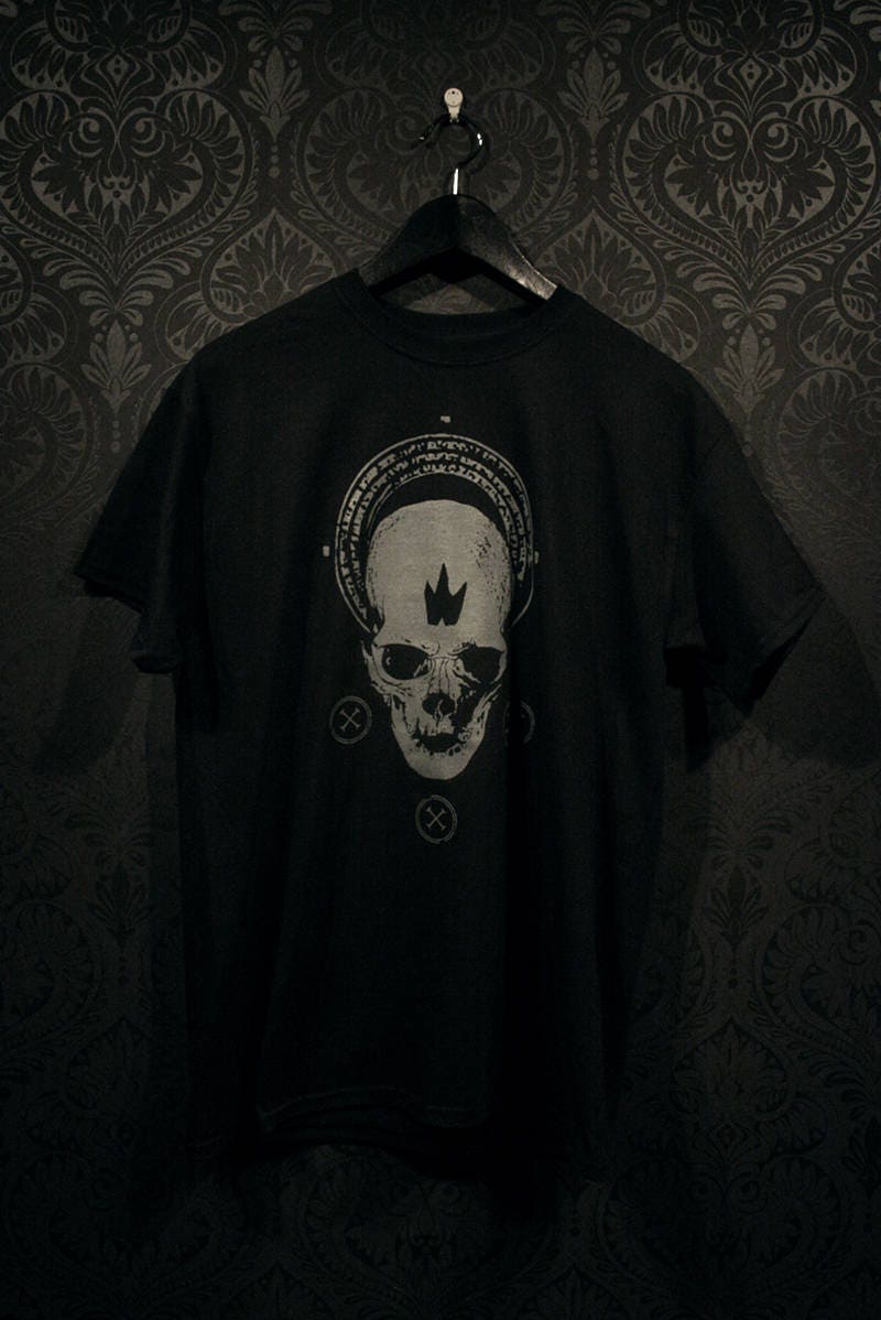 Gloria with black flame across human skull - T-shirt