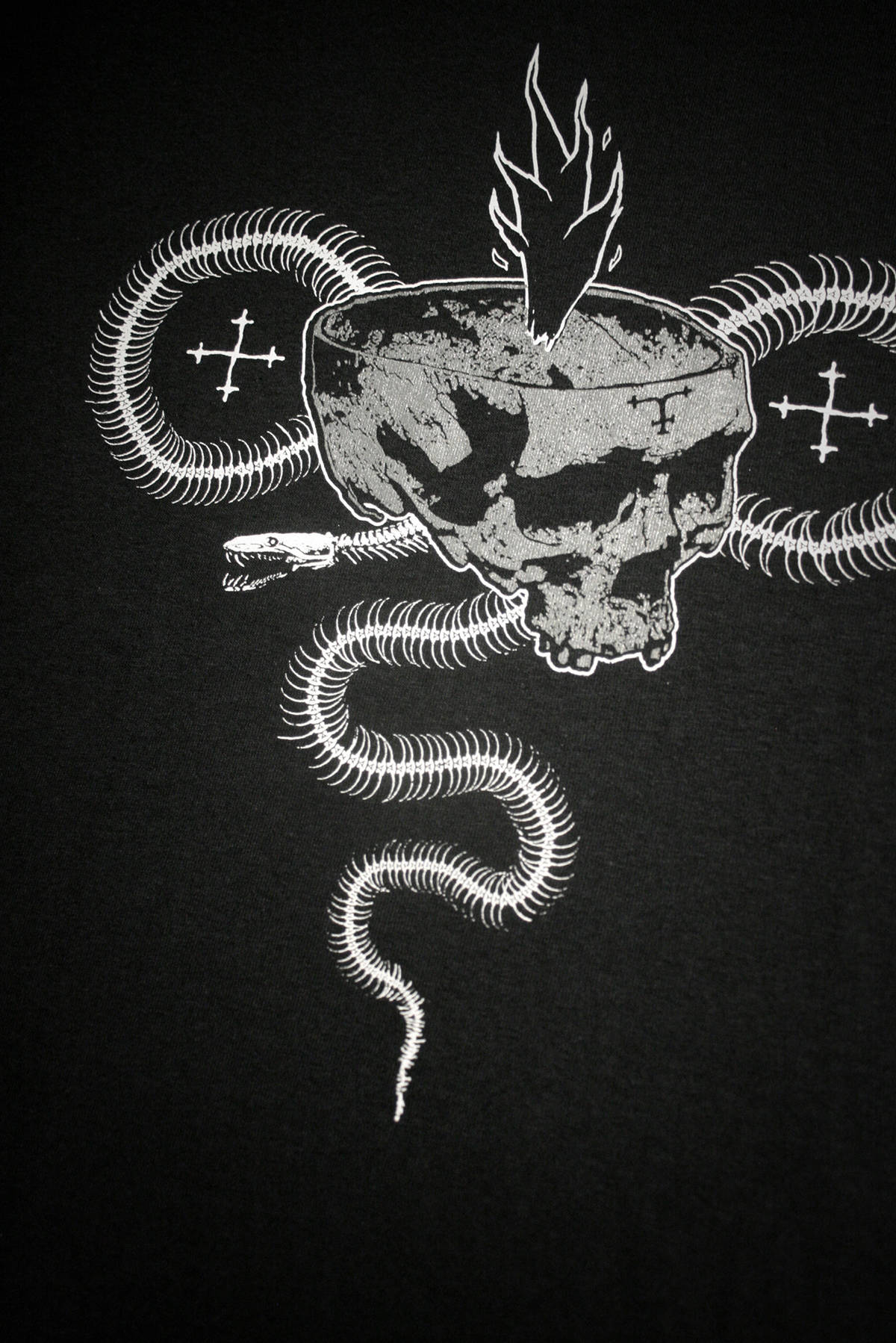 Serpent and black flame skull - T-shirt