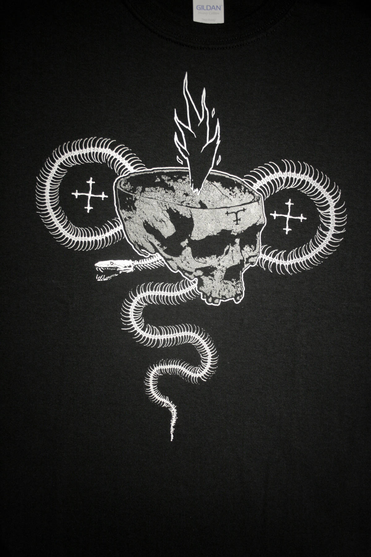 Serpent and black flame skull - T-shirt