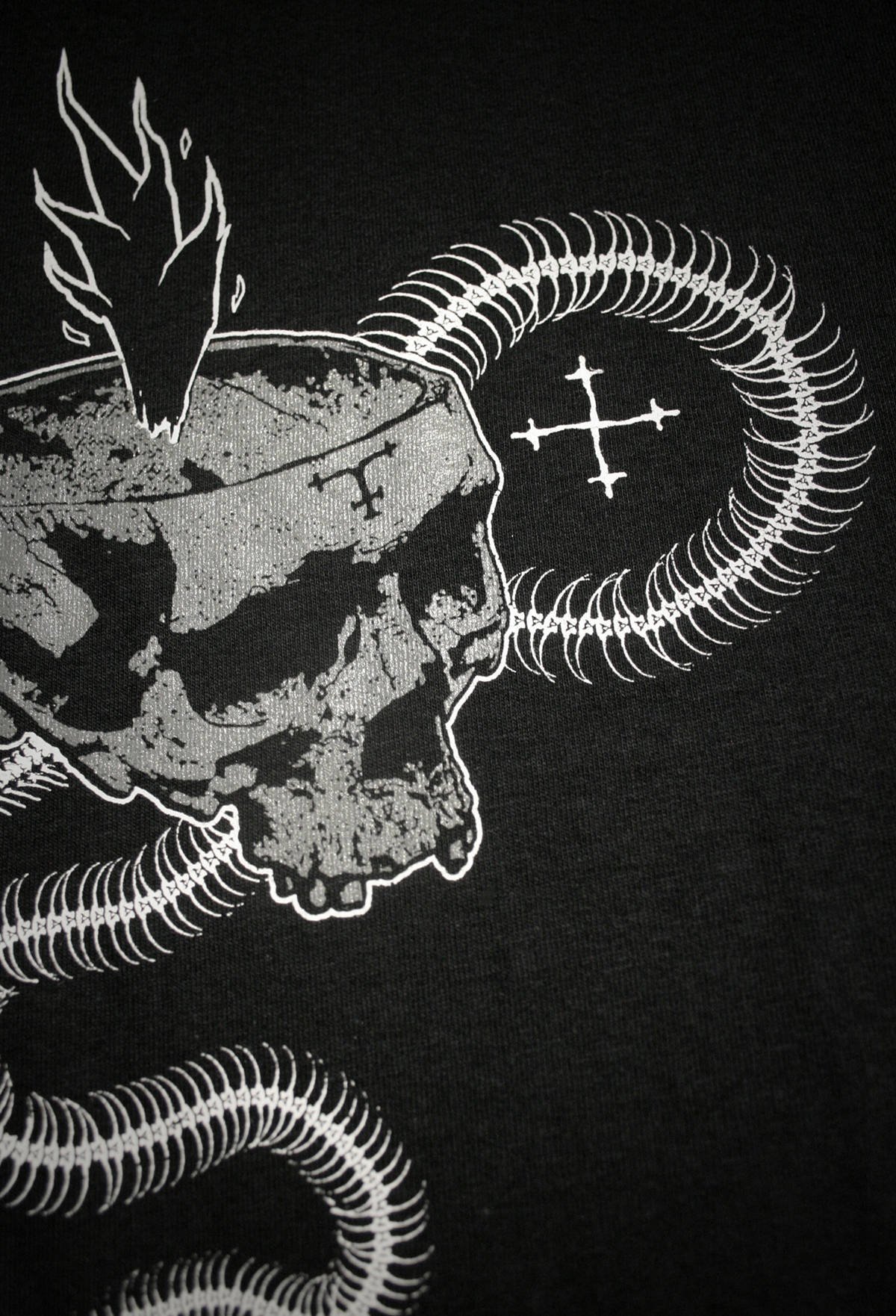 Serpent and black flame skull - T-shirt