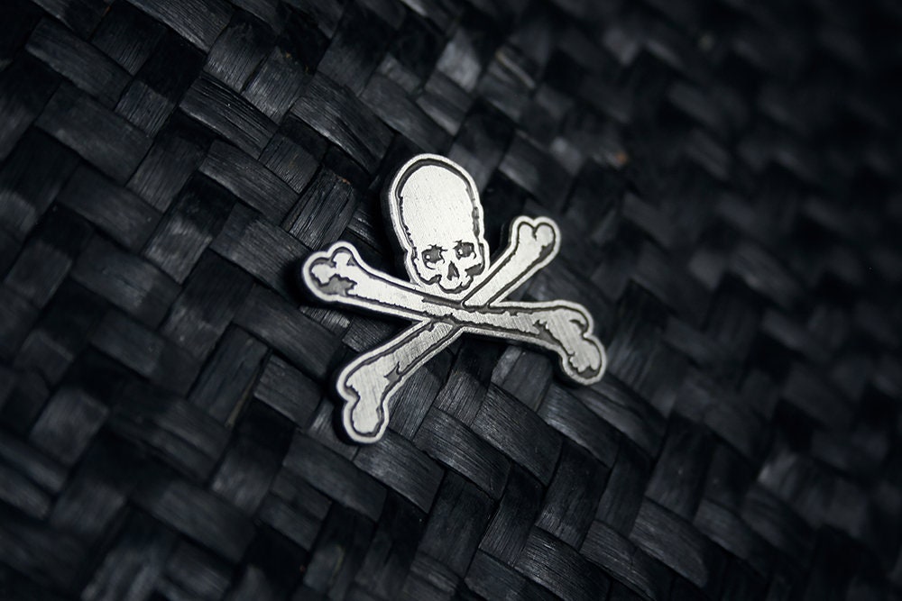 Skull with crossed bones, death glorified, memento mori - PIN