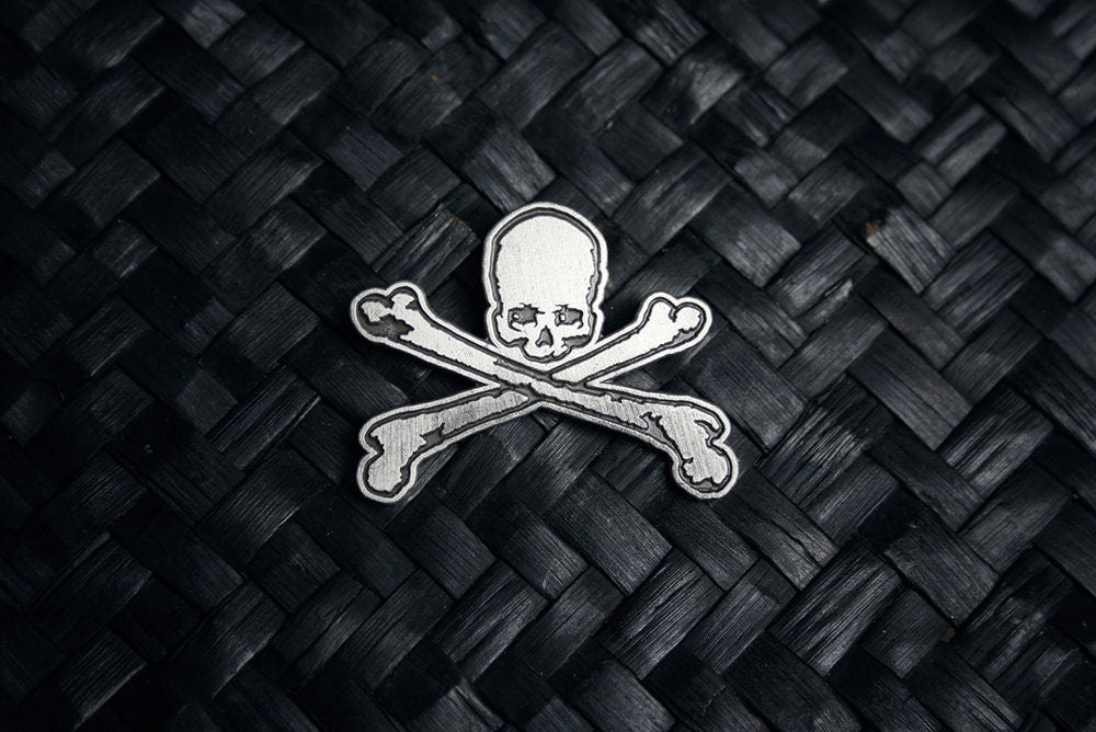 Skull with crossed bones, death glorified, memento mori - PIN