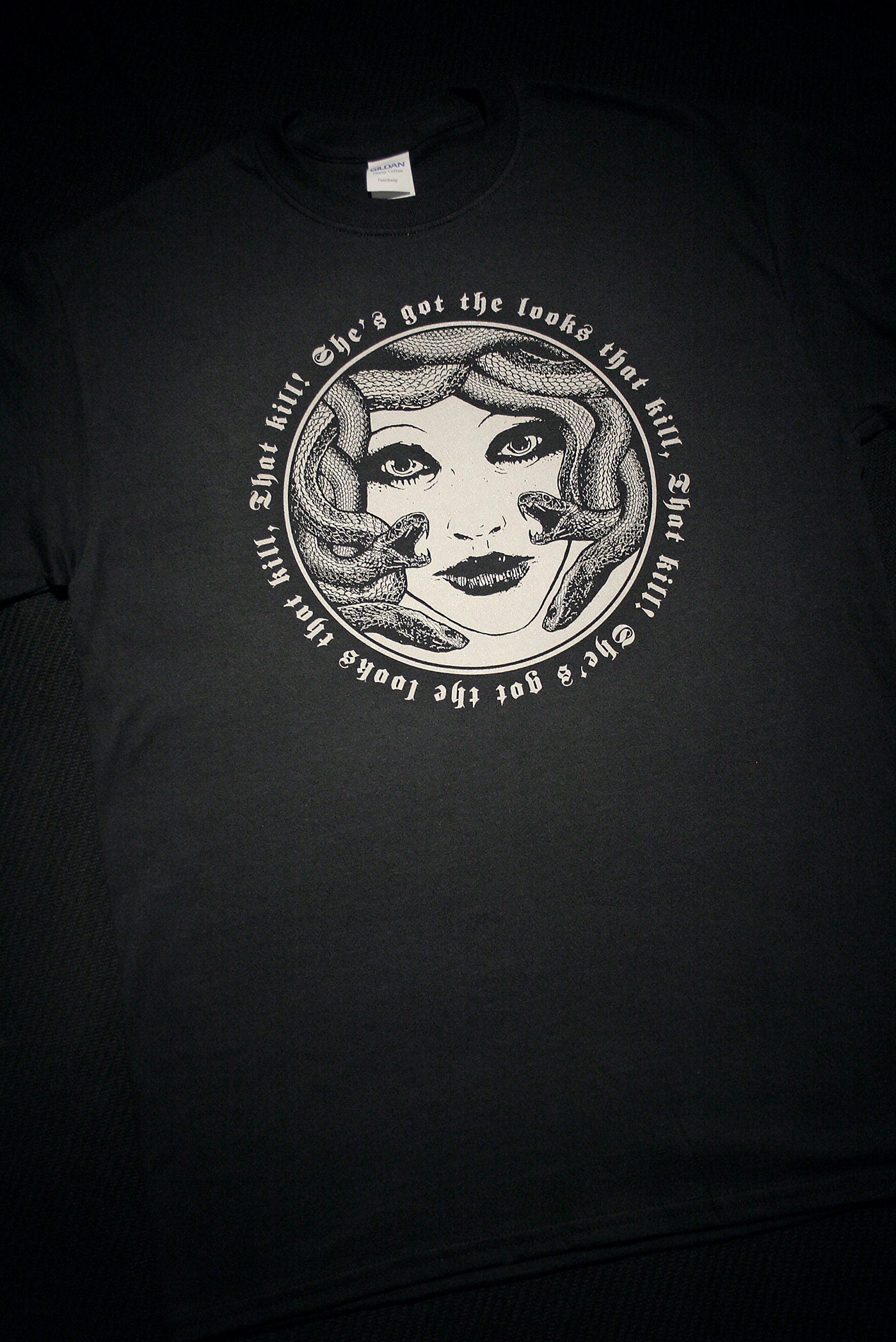 Medusa "she's got the looks that kill" - T-shirt