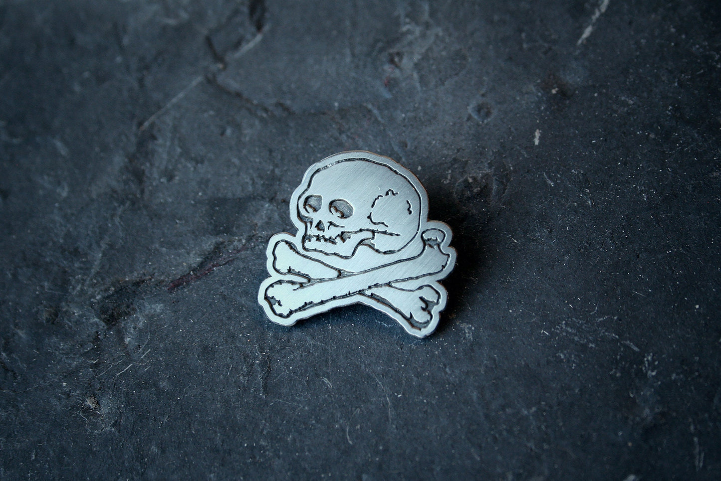 Skull with crossed bones, skull crossbone, old school style - PIN