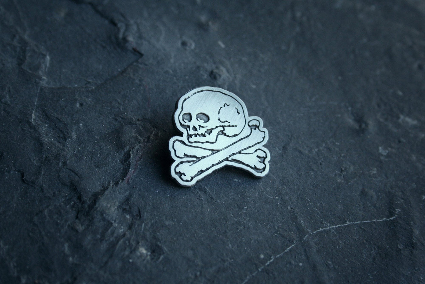 Skull with crossed bones, skull crossbone, old school style - PIN