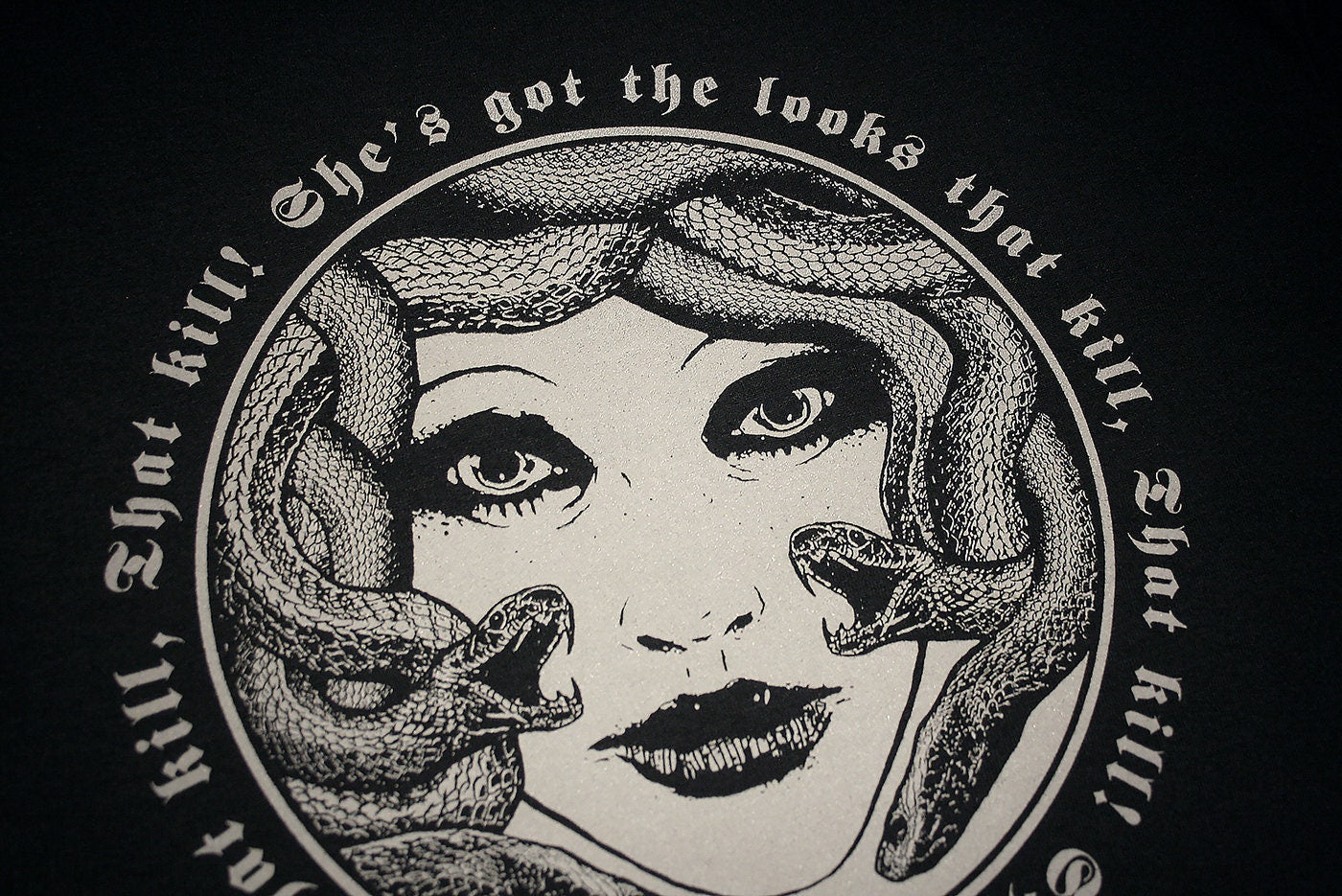 Medusa "she's got the looks that kill" - T-shirt